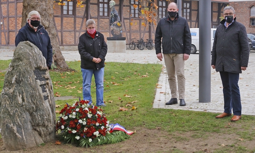 Michael Sandte und Sabine Resch-Hoppstock (Bündnis gegen Rechtsextremismus), Pfarrer Matthias Eggers und Bürgermeister Thomas Pink bei der Kranzniederlegeung.