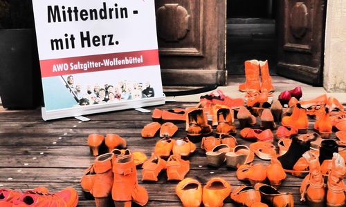51 Paar Schuhe stehen für 51 Frauen, die Zuflucht im Frauenhaus suchten. 