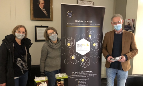 V.l.n.r.: Juliane Saupe, Standortleiterin der H.C. Starck Tungsten, mit Chemielehrerin Gabriele Klein und Schuldirektor Martin Ehrenberg   