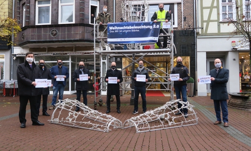 Von links: Rainer Pannke (Sparkasse Hildesheim Goslar Peine), Sven Gottschalk (Peiner Heimstätte), Sören Stolte (KreisKurier Peine), Klaus Saemann (Bürgermeister der Stadt Peine), Ralf Schürmann (Stadtwerke Peine), Harald Stolte (PeineMarketing GmbH), Ole Siegel (Kaufmannsgilde Peine) (rechts auf dem Gerüst), Jens Bischoff (Wohnungsbaugesellschaft mbH Salzgitter), Stefan Honrath (Volksbank BraWo).