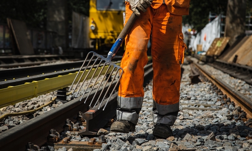 Gleisbauer arbeiten an den Verkehrswegen von morgen. Durch die wirtschaftlichen Folgen der Corona-Pandemie könnten nun wichtige Zukunftsinvestitionen auf der Strecke bleiben, warnt die Gewerkschaft IG BAU.
