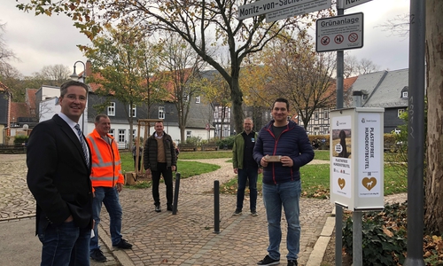 Christian Salzmann (rechts) zeigt Dr. Oliver Junk (von links), Thomas Lindner, Holger Fricke und Mathias Brand, die verschiedenen Beutelgrößen, die zusammengefaltet im Spender liegen -–rechts Größe M, links L und vorn S.