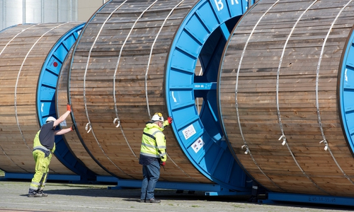 Die Kabeltrommel mit bis zu 1.200 Meter Erdkabel für 380.000-Volt-Strom ist viereinhalb Meter hoch und wiegt 50 Tonnen.