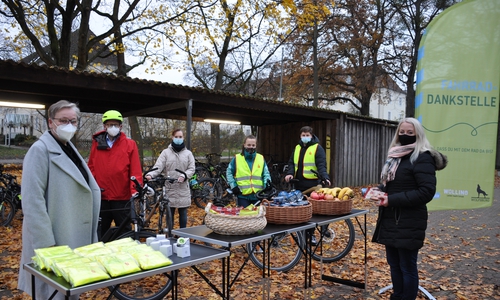 Die Fahrrad-Dankstelle startete am Montag am Ratsgymnasium: Schuldezernentin Iris Bothe (von links), Oberbürgermeister Klaus Mohrs, Schulleiterin Jennifer Yavuz, die Schüler Nele Hagedorn und Jano Philipp freut’s. Wollino-Mitarbeiterin Karin Suschka gab gesunde Snacks an radelnde Schüler aus. 