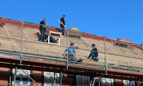 Am Haupthaus des Museum wird fleißig gearbeitet.