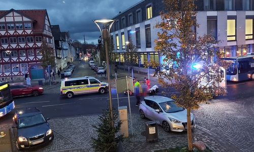 Ein Augenzeuge fertigte ein Foto des Vorfalls. Aus Gründen des Persönlichkeitsschutzes wurde der Bildbereich, in dem die Patientin versorgt wird, gepixelt.