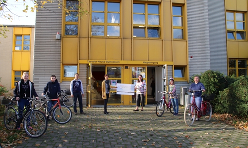 Die 2. Vorsitzende des THG-Ehemaligenverbands Gabriela Aßmann überreicht Schulleiterin Sandra Feuge die großzügige Spende.