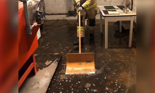 Das Wasser stand mehrere Zentimeter tief. 