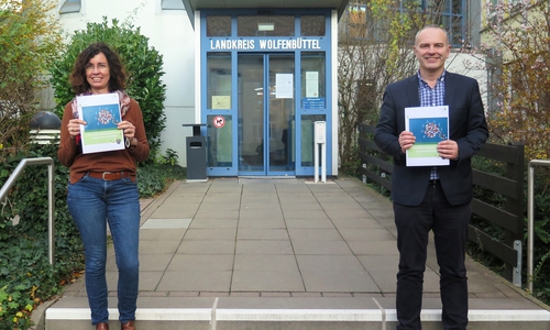 Katrin Palm, Projektleiterin Inklusion und Bernd Retzki, Dezernent für Schule, Jugend und Soziales, präsentieren den Handlungsplan Inklusion. 