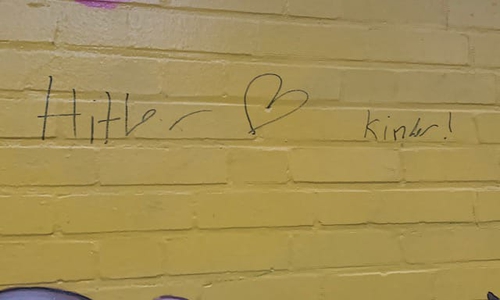 Die Schmierereien an der Kita. Noch sind die Täter nicht bekannt.