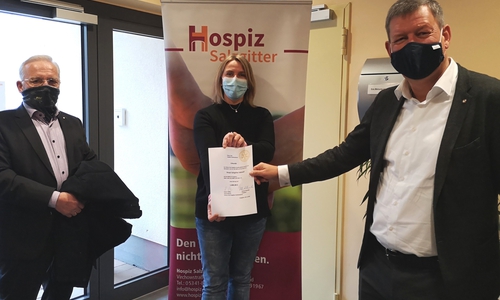Von links: Helmut Hennicke, Präsident Rotaryclub Salzgitter Wolfenbüttel, Britta Bötel, Geschäftsführerin Hospiz Salzgitter und Robert Löffler, Vorstand Gemeindienst Rotaryclub Salzgitter Wolfenbüttel.