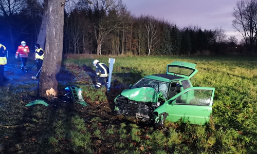 Das Auto war frontal gegen einen Baum geknallt.