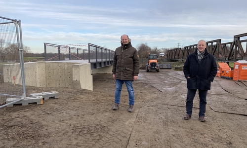 Andreas Memmert (li.) und Frank Oesterhelweg an der neuen Okerbrücke zwischen Börßum und Werlaburgdorf.