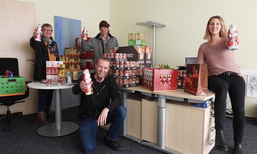 Till Kauer, Bärbel Schuster, Klaus Lehmann und Saskia Schröder haben 120 Tüten gepackt