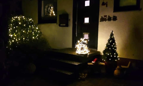 Ein Adventsfenster aus Lehre.