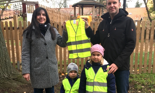 Frauke Putscher erhält von Stefan Pankratowitz für den Kindergarten Hornburg Sicherheitswesten. Mit dabei Lisa und Henri Pankratowitz.