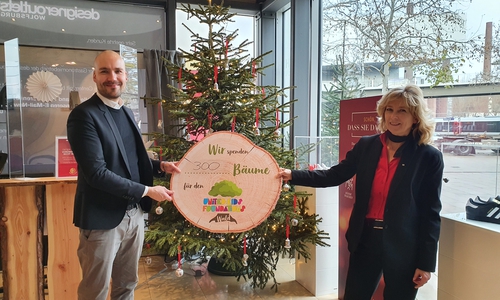 Michael Ernst, Centermanager designer outlets Wolfsburg (links) Claudia Kayser, Botschafterin Unitied Kids Foundation (rechts).