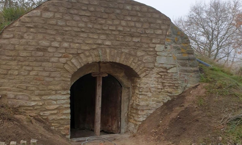 „Bitte nicht stören!“: Der Kellerberg dient Fledermäusen als Quartier für den Winterschlaf. Das Eingangsportal wurde nun instandgesetzt.