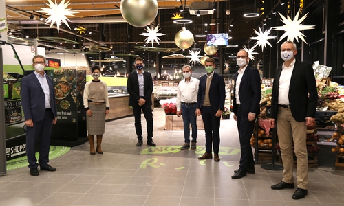 Klaus Mohrs (Oberbürgermeister), Immacolata Glosemeyer (Ortsbürgermeisterin), Carl-Niklas Daser (Geschäftsbereichsleiter für Standortsicherung bei der EDEKA MIHA Immobilien-Service GmbH Hannover), Jörg Lilienkamp (Marktleiter des EDEKA Centers), Dennis Weilmann (Wirtschaftsdezernent der Stadt Wolfsburg), Jens Hofschröer (WMG-Geschäftsführer), Kai-Uwe Hirschheide (Stadtbaurat) beim Marktrundgang (v. li.).