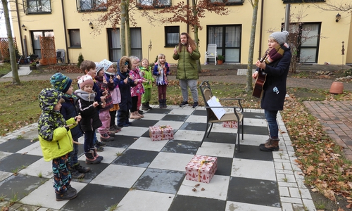 Draußen auf der Terrasse stellten sich die Kinder gemeinsam mit ihren Erzieherinnen auf und stimmten Lieder an.