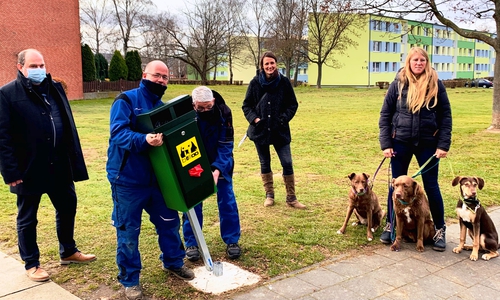 v.l. Matthias Spielhagen, Dirk Raschke, Horst Dembeck, Jessica Roeder, Debora Aselmeyer und ihre drei Helfer Kimba, Chilly und Punchy