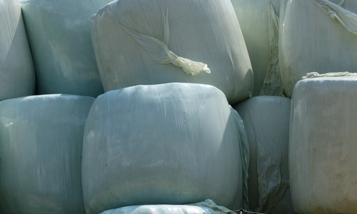 Die Folie der Silageballen darf nicht beschädigt werden. 