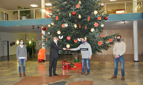 Von links: Jasmin Hinze, Klaus Mohrs, Thomas Krücker und Michael Bahn vor dem Weihnachtsbaum in der Bürgerhalle.