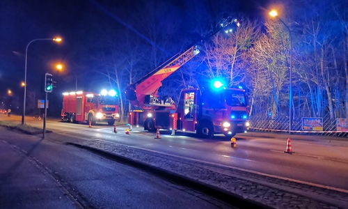 Die Feuerwehr leuchtete den Tatort aus. 