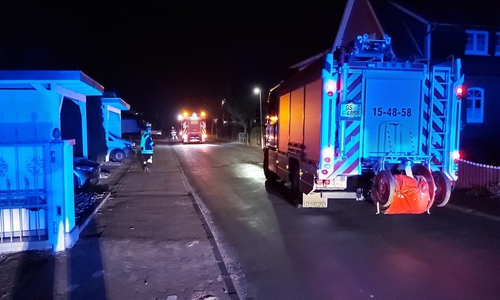Die Feuerwehr fegte den Kies von der Straße