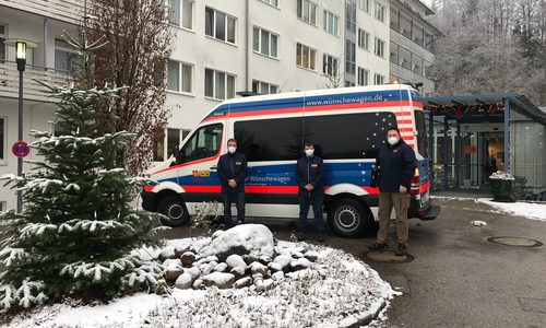 Nach elf Stunden fahrt kamen das Wünschewagen-Team Maik, Steffi und Marc-Oliver in der Klinik Bad Trissl bei München an, um Jens Prügner abzuholen.