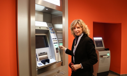 Claudia Kayser, Leiterin der Direktion Wolfsburg von der Volksbank BraWo, testet den Geldautomaten der neuen SB-Geschäftsstelle, die am 3.12.2020 im Edeka Center in der Allerstraße öffnet.