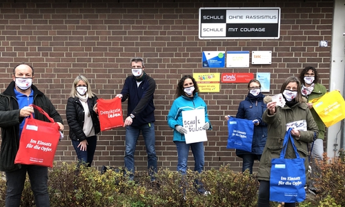 OBS Schulleiter Peter Rausche setzt mit seinem Team (Schule an der Deilich) gemeinsm mit Gaby Drost (Demokratie Leben) und Günter Koschig  (Sprecher des Goslarer Netzwerkes gegen häusliche Gewalt) mit den Masken positive Zeichen.