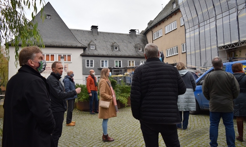 Zum Abschluss schaut sich die Lenkungsgruppe den Eingangspavillon und die laufenden Arbeiten von außen an.