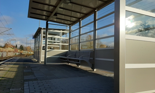 Zwei neue, gut einsehbare Wartehäuschen ergänzen den Bahnhof Weddel und erhöhen den Reisekomfort.
