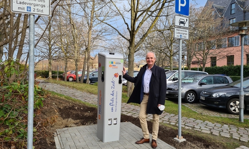 Landrat Thomas Brych gab heute den offiziellen Startschuss für die neue Ladesäule der Harz Energie für Elektrofahrzeuge am Kreishaus. Ab sofort können dort zwei Fahrzeuge gleichzeitig laden.