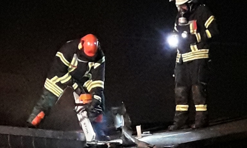 Das Dach der benachbarten Garage musste geöffnet werden.