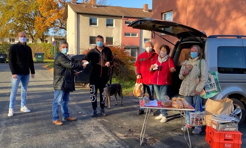 André Quinez und Vedat Erkol überreichen Gutscheine an die Bewohner in der Borsigstraße.