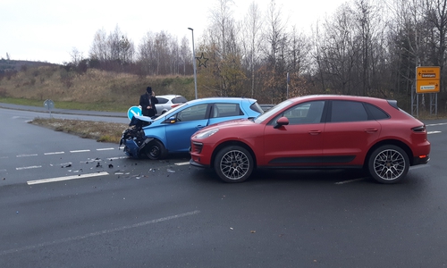 Beide Fahrzeuge wurden schwer beschädigt.