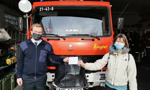 Jugendwart Benedikt Voigt nahm stellvertretend für den Förderverein die Spende von Gabriele Lörchner entgegen.