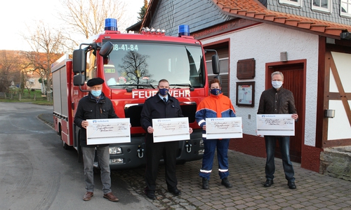 Von links: Jürgen Reinecke, Ortsbrandmeister Markus Klaßen, Marvin Folchmann aus der Jugendfeuerwehr und Christian Geries.