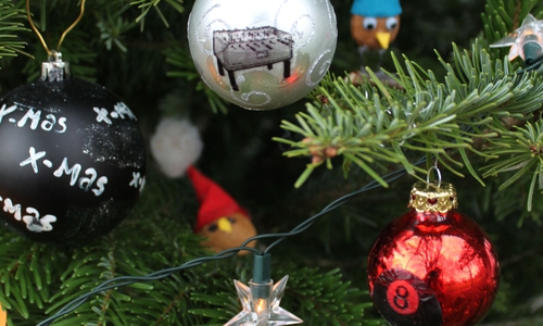 Gemeinsames Werk ohne Kontakt - Kinder und Jugendliche können den Weihnachtsbaum vor dem Jugendzentrum mit selbst gebasteltem Schmuck behängen. Foto: Stadt Wolfenbüttel/Jugendfreizeitzentrum