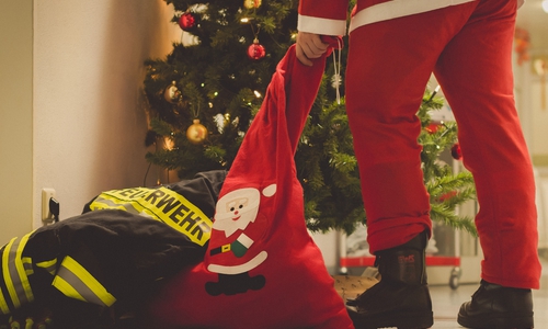 Überraschung in der Nacht: der Nikolaus schaute in der Kinderklinik des Wolfsburger Klinikums vorbei.