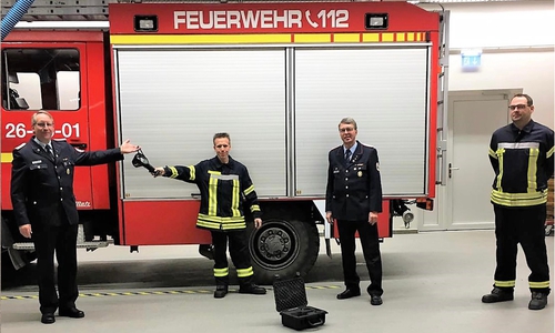 Wolfgang Hobohm (stellvertretender Vorsitzender des Fördervereins), Patrick Heinemann (Ortsbrandmeister), Joachim Oelmann (Vorsitzender des Fördervereins) und Philipp Hoffmeyer (stellvertretender Ortsbrandmeister) bei der Übergabe der Wärmebildkamera (v. li.).