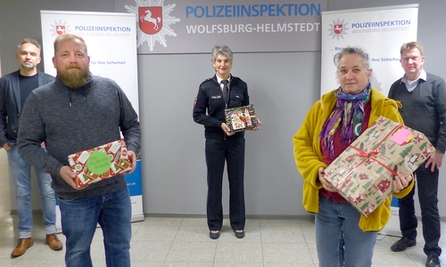 Dirk Poppinga und Matthias Pelka von der Diakonie Wolfsburg, Polizeichefin Heike Heil, Rita Zander und Uwe Klaue vom CJD Wolfsburg (v. li.).