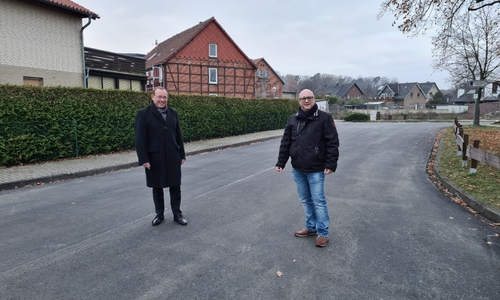 Die CDU-Ratsmitglieder Meyer und Sahr auf der frisch sanierten Bünnebergstraße.