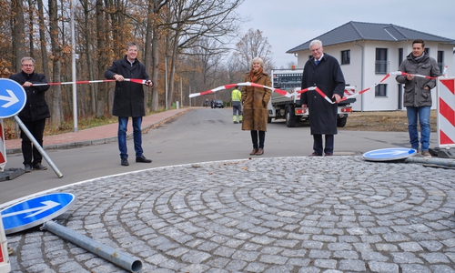 Oberbürgermeister Dr. Oliver Junk (2.v.li.) schneidet gemeinsam mit Carsten Kreie, Geschäftsführer der Firma Carsten Kreie Baumanagement GmbH (von rechts), Klosterkammerpräsident Hans-Christian Biallas, Sylva Viebach, Geschäftsführerin der LIEMAK, sowie Manfred Kreie das Einweihungsband durch.