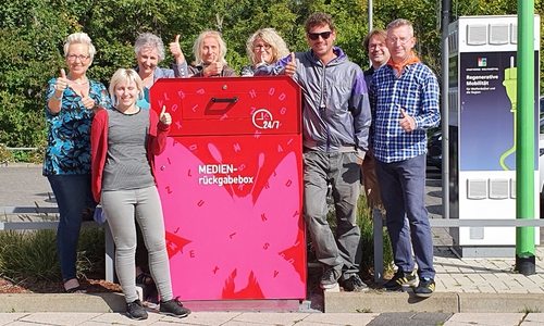 Das Team der Stadtbibliothek an der Medienrückgabebox.