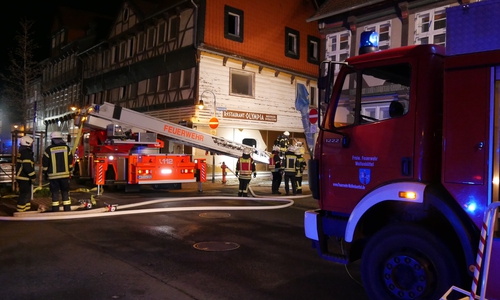 Feuerwehrfahrzeuge säumten die Harzstraße. Der Boden vor dem Restaurant war gespickt mit Glasscherben. 