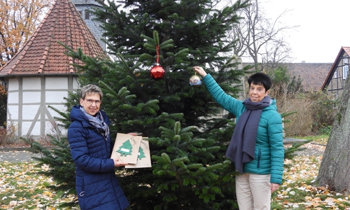 Dorothee Gardewin (li.) und Petra Franke haben schon mal mit schmücken begonnen.