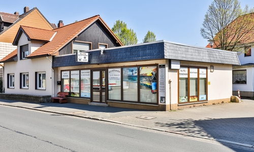 Das Bestattungsinstitut Klotz an der Bahnhofstraße in Oker. Vor seinem Betrieb soll Eigentümer Detlev Peinemann mit dem Leichenwagen nicht halten - daneben auch nicht. Jetzt soll endlich eine Lösung her. 